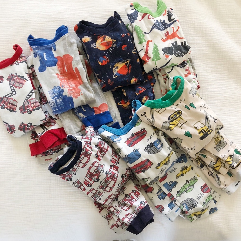 Gap 4T pajamas set of 7